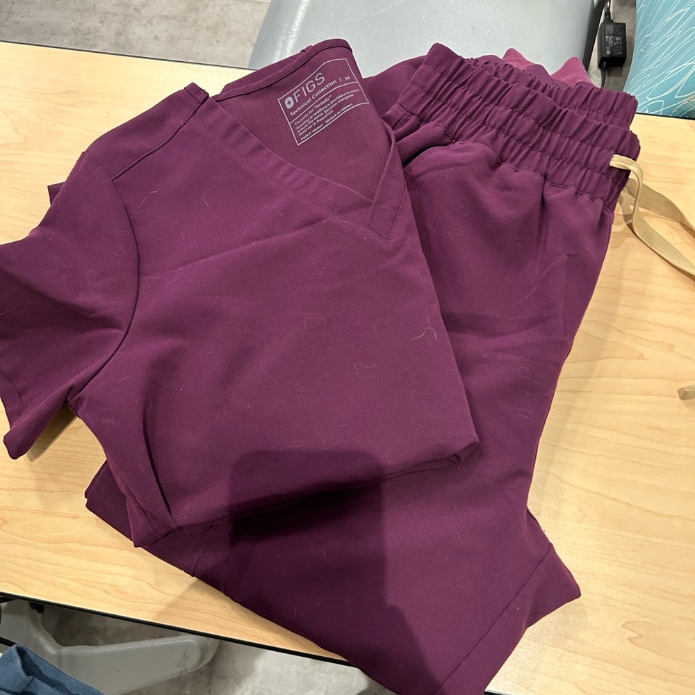 Figs deep purple set size M